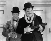 Stan (Stan Laurel) und Oliver (Oliver Hardy, rechts)