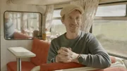 Michèl ist stolz auf seinen Café-Bus, den er selbst ausgebaut hat - Sein Bus ist auch sein Zuhause.