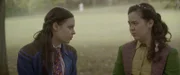 Theodosia (Eloise Little, l.) und Josie (Yuki Sutton, r.) nehmen Maß.