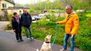 Hundecoach Andreas Ohligschläger (r) zusammen mit Rüde Jax und seinen Haltern Sonja (l) und Franco beim ersten Training.