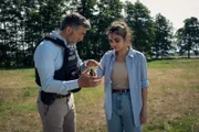 Sami (Neil Malik Abdullah) beruhigt Nehir (Bayan Layla) und versucht, die Handgranate zu übernehmen.
