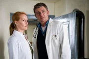 Martin Gruber (Hans Sigl) und seine neue Sprechstundenhilfe Irena Bornholm (Nicole Beutler) müssen sich noch aneinander gewöhnen.