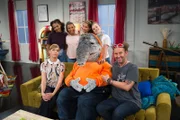 TanzTapir mit Tom, den TanzAlarm-Kids und ihrer strengen Vermieterin.
