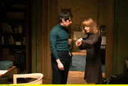 Alice (Nina Gummich) auf dem Weg zu den wöchentlichen Frauentreffen, hier mit Bruno (Thomas Guené).