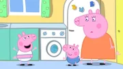 Oh nein! Peppa (l.) hat ihr rotes Kleid zur Wäsche mit Papa Wutz' weißem Fußballtrikot gepackt. Mama Wutz (r.) sorgt sich: Ist das Trikot nun verfärbt?