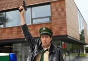 Hubert und Staller wollen Inés Vogel vor der Schule abpassen. Als sie die beiden Polizisten sieht, will sie mit ihrem Freund Marcel Wimmer fliehen und rennt davon. Staller (Helmfried von Lüttichau) gibt einen Warnschuss ab.
