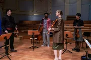 Das "Spree-Quartett", bestehend aus der 1. Geige Danny Pohl (Daniel Schütter, l.), dem Violoncellist Carsten Gümbel (Steven Sowah, 2.v.l.), der zweiten Geige Simone Relinger (Lara Marian, 2.v.r.) und der Bratschistin Mel Schumann (Yun Huang, r.), trifft sich zur Probe. Doch kurz darauf wird Danny Pohl von einem Scheinwerfer erschlagen.
