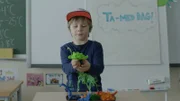 Hugo (Petter Mortensen) präsentiert seinen Mitschülern seine selbstgemachten Knete-Dinosaurier.