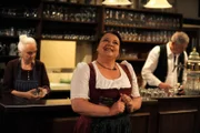 Monika ist zuversichtlich, dass beim Besuch der Kini-Fans alles nach Plan läuft. Von links: Theresa Brunner (Ursula Erber), Monika Vogl (Christine Reimer) und Joseph Brunner (Wilhelm Manske).