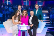 Moderator Eckart von Hirschhausen (r) freut sich bei dieser Ausgabe von "Was kann der Mensch" über Joachim Llambi (hinten links), Vanessa Mai (l), Jana Ina Zarella (M) und Harald Krassnitzer (r).