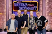 Moderator Kai Pflaume (M.) und seine Rateteam-Kapitäne Bernhard Hoëcker (l.) und Elton (r.) begrüßen in dieser Sendung den Schauspieler, Komiker und Musiker Olli Dittrich (2.v.l.) und den Komiker und Autor Michael ‚Michi’ Mittermeier (2.v.r.).