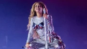 Bei ihrer "Renaissance Tour 2023" in Cardiff tritt Beyoncé ganz in Glitzer auf.