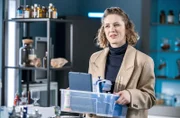 Dr. Elly Winter (Juliane Fisch) ist zurück am JTK! Und sie hat Forschungsgelder mitgebracht.