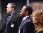 Goren (Vincent D'Onofrio, l.), Carver (Courtney B. Vance) und Eames (Kathryn Erbe) verfolgen hinter einem Spiegelglas eine Zeugenaussage. Können Sie einen Mörder endlich dingfest machen?