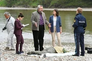 Pathologin Atay (Sevda Polat, 2.v.l.) erklärt den Kommissaren Stadler (Dieter Fischer, M.) und Andresen (Sophie Melbinger, 2.v.r.) sowie Polizeihauptmeister Mohr (Max Müller, r.), dass der Tote nicht ertrunken, sondern ermordet worden ist.