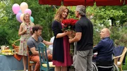 Danuta (Karolina Lodyga, li.), Daniel (Aleksandar Radenkovic) und Chris (Simon Schwarz, re.) feiern Veras (Rebecca Immanuel) Geburtstag, als Chris' Rivale Henning (René Steinke, 2. v. re.) überraschend mit roten Rosen auftaucht.
