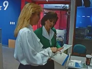 News9 Oklahoma City-Nachrichtenleiterin Joyce Reed spricht mit Reporterin Robin Marsh am 19. April 1995, als sie die Verbindung zum Datum der Belagerung von Waco herstellen.