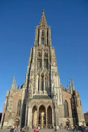 Allein in Deutschland gibt es rund 45.000 Kirchen, das sind in etwa so viele, wie es Schulen gibt. Ein wahrer Kirchensuperbau steht in Ulm: Der Kirchturm des Ulmer Münsters ist 161,53 Metern der höchste Kirchturm der Welt. Aus dieser Perspektive aufgenommen, vermittelt sich die imposante Höhe des gotischen Turms besonders gut.