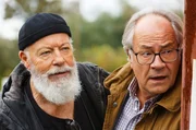 Reinhard Bielefelder (Bill Mockridge, l.) und Klaus Schmitz (Hartmut Volle, r.) beobachten aus einem Versteck heraus Naumann, der offensichtlich in Schwierigkeiten steckt.