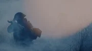 Ein kanadischer Soldat zielt durch den Rauch.