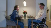 Annika unterstützt ihren Partner Johannes, der nach einem Fahrradunfall Einschränkungen hat.
