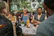 Späti-Gäste unter sich - Von links: Luna (Maja Bons), Marianne (Eva Weißenborn), Helmut (Torsten Michaelis), Rashid (Falilou Seck) und Konnopke (Alexander Finkenwirth)