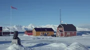 Ny-Ålesund auf Spitzbergen ist die nördlichste Siedlung der Welt. Die Häuser sind größtenteils Forschungsstationen, die Bewohner Wissenschaftler.