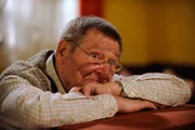 Alois (Erich Hallhuber sen.) hat Nina einen Koffer abgekauft, ohne den Inhalt zu kennen.