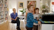 Hugos Mutter und seine Oma freuen sich, dass Hugo und Marlon sich um den Nymphensittich Pablo kümmern wollen (von li nach re: Marte Germaine Christensen, Martin Evensen, Anette Hoff, Petter Mortensen).