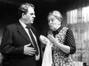 Norddeutscher Rundfunk - OHNSORG-THEATER - "Wenn du Geld hast", von Wilfried Wroost, Inszenierung: Karl-Heinz Kreienbaum, Fernsehregie Alfred Johst. Werner Riepel als Julius Kappelhoff und Heidi Kabel als Emilie Kappelhoff.