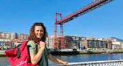 Anne Willmes an der Biskaya-Brücke (bei Bilbao), UNESCO Weltkulturerbe oder Älteste Schwebefähre der Welt.
