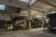 Als wären sie gerade noch in Betrieb gewesen. In den Webstühlen der alten Textilfabrik von Tomé sind noch immer die Stoffe eingespannt.