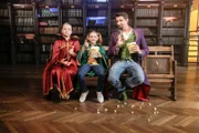 Zauberlehrer Tristan lädt die Zauberschülerinnen Hannah und Diana zu sich ein. Mit Hilfe von Magie zaubert er den beiden einen Becher gefüllt mit Popcorn. Oder liegt das Geheimnis am Becher selbst?