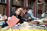 Alice (Nina Gummich) und ihr Lebensgefährte Bruno (Thomas Guené) stöbern nach Büchern.