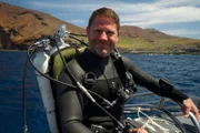 Steve Backshall bereit sich auf seinen Tauchgang vor