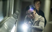 Desi Nguyen (Levy Tran, l.); Angus MacGyver (Lucas Till, r.)
