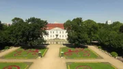 Eine Tour zu den schönsten Gärten Berlins. Vom Rosengarten im Humboldthain über den Britzer Garten bis zu den Gärten im Tierpark Berlin. Bezaubernde Orte, spannende Einblicke in die Natur und echte Geheimtipps. - Garten im Tierpark Friedrichsfelde.