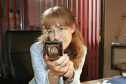 Lisa (Alexandra Neldel) macht sich voller Vorfreude für den Abend mit Rokko zurecht. (Dieses Foto von Alexandra Neldel darf nur in Zusammenhang mit der Berichterstattung über die Serie "Verliebt in Berlin" veröffentlicht und verbreitet werden.)