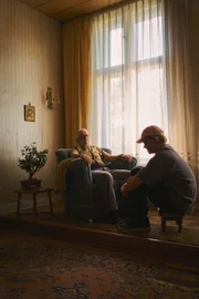 Herr Elster (Gunnar Helm, l.) erzählt Fred (Wilson Gonzalez, r.) von seiner Vergangenheit.