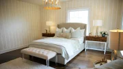 Tamara renoviert den ersten Stock des alten Hauses. Es hat sechs kleine Zimmer und ein Bad. Um das Haus auf den neuesten Stand zu bringen, gestaltet die Haus-Saniererin ein großes Elternschlafzimmer mit Bad en Suite, ein Kinderzimmer mit Bad und ein wunderschönes Arbeitszimmer mit einer einzigartigen Leuchte. Als sie nicht genügend Original-Fliesen retten kann, muss Tamara kreative Lösungen finden.