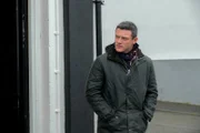 DCS Steve Wilkins (Luke Evans) besucht einen Pub, in dem auch der Mann verkehrte, den er nach 17 Jahren als Serientäter überführen will.