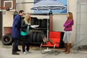 Yvonne versucht Louise mit einem Stück Fleisch vom Sessel wegzulocken. Von links: Mike (Harry Blank), Yvonne (Alexa Eilers) und Trixi Preissinger (Doreen Dietel).