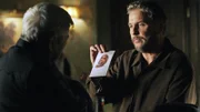 Um den Mord an der Teilnehmerin einer Talentshow aufzuklären, rollt Grissom (William Petersen, re.) einen alten Fall wieder auf, weil er einen Zusammenhang vermutet. (li. Darsteller unbekannt)