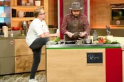 "Die Küchenschlacht"-Moderator Mario Kotaska und Kandidat Peter Hoebertz.