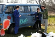 Flori und Nina haben das Seniorenmobil aufgepeppt, was Ludwig gar nicht gefällt. Von links: Florian Brunner (Tommy Schwimmer), Nina Kreutzer (Andrea Schmitt) und Ludwig Brunner (Martin Wenzl).