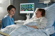 Dr. Koshka (Katharina Nesytowa, l.) spricht nach der Blinddarm-OP mit Antonia Lindemann (Marie Gruber, r.). Sie will wissen warum diese ihren Sohn weggegeben hat.