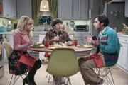 Als Raj (Kunal Nayyar, r.) erzählt, dass er sich von einer Frau angezogen fühlt, die er im Comicbuchladen getroffen hat, müssen ihn Bernadette (Melissa Rauch, l.) und Howard (Simon Helberg, M.) daran erinnern, dass er bereits eine Freundin hat ...