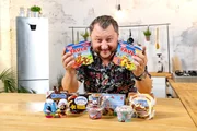 Schoko-Vanille-Puddings für Kinder gibt es von vielen Herstellern. Doch woraus bestehen die gelben und braunen Pudding-Flecken wirklich? Sebastian Lege lüftet das Puddinggeheimnis.
