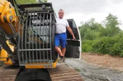 Für die Renaturierung der Hunte verteilt Baggerfahrer Christian Grensemann mit seinem Bagger 750 Tonnen Kies und fährt dazu mitten in den Fluss.