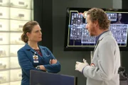 Brennan (Emily Deschanel) und Dr. Oliver Wells (Brian Klugman) müssen sich mit einer Leiche beschäftigen, die im vereisten Potomac River gefunden wurde. Die Verwendung des sendungsbezogenen Materials ist nur mit dem Hinweis und Verlinkung auf TVNOW gestattet.